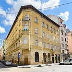 Spacious & Serene Downtown Home With Free Parking