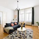 Spacious & Serene Downtown Home With Free Parking