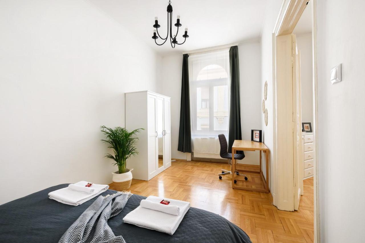 Spacious & Serene Downtown With Free Parking Budapesta