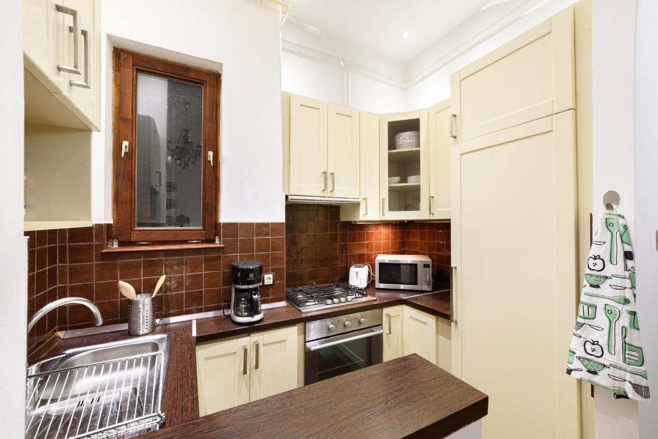 Spacious & Serene Downtown With Free Parking *