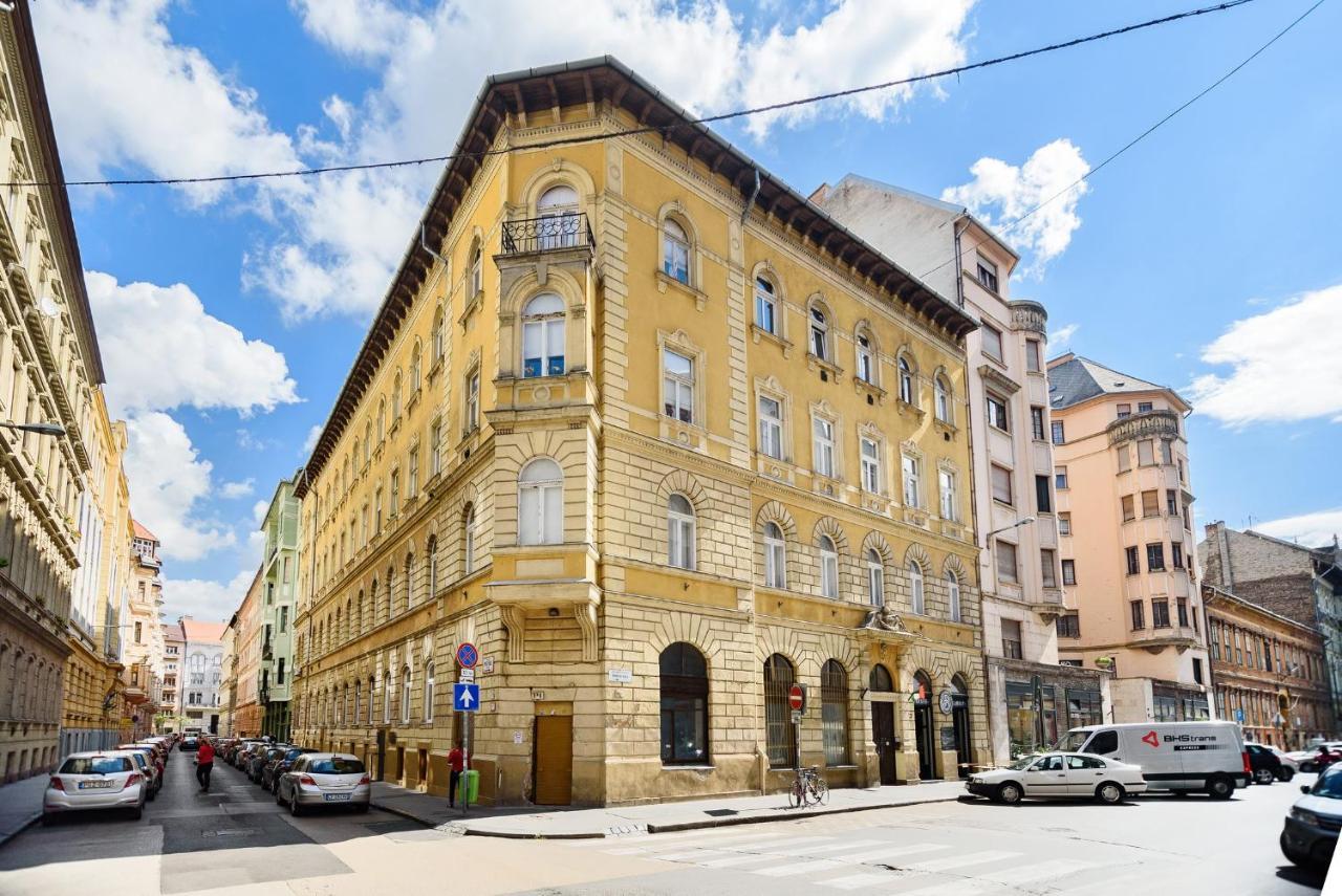 Spacious & Serene Downtown With Free Parking