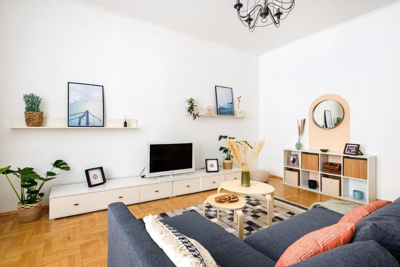 Spacious & Serene Downtown With Free Parking *