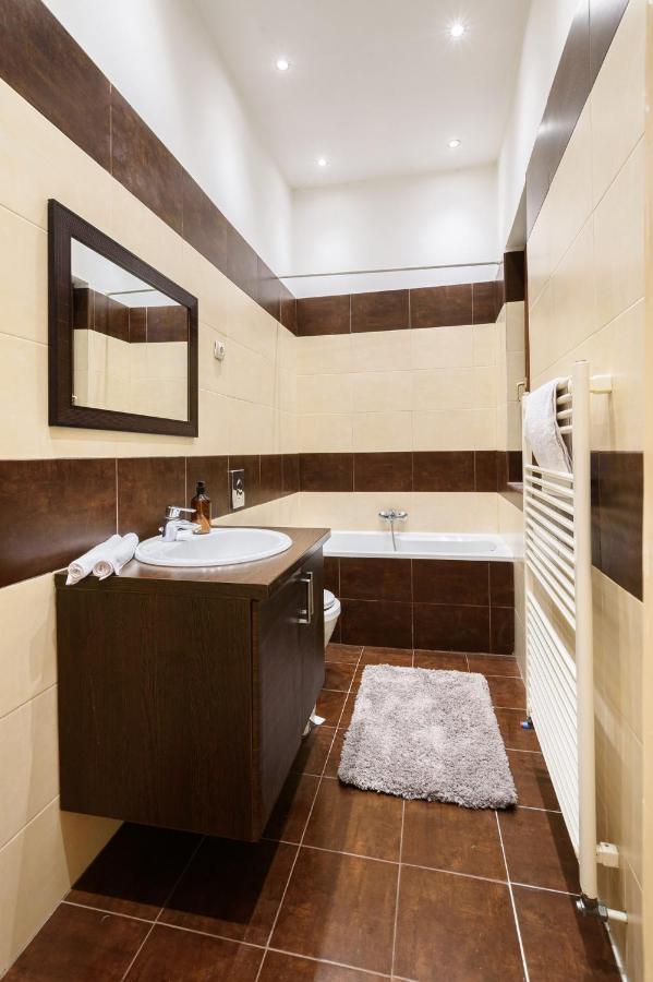 Spacious & Serene Downtown With Free Parking
